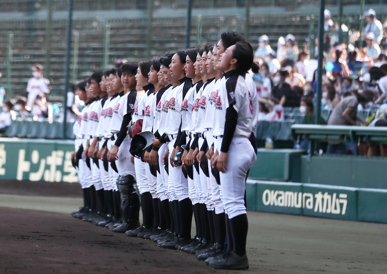 横浜隼人対開志学園　グラウンドにあいさつする横浜隼人ナイン（撮影・上山淳一）（撮影・上山淳一）