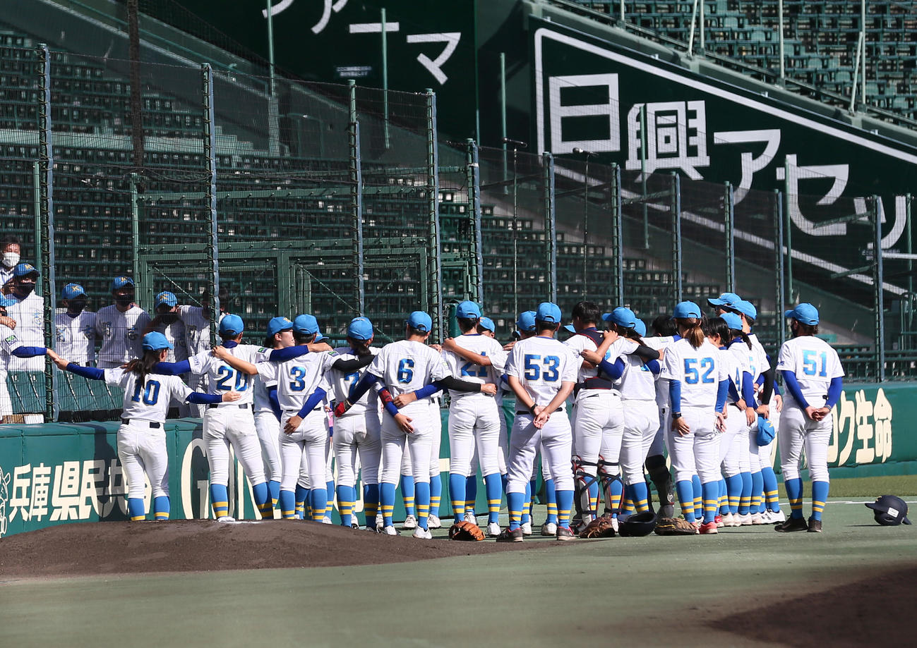 横浜隼人対開志学園　円陣を組む開志学園ナイン（撮影・上山淳一）