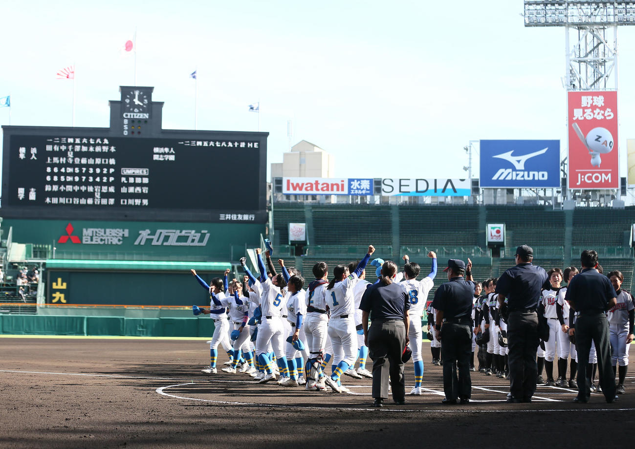横浜隼人対開志学園　試合前、あいさつを済まし気合いを入れる両チームの選手ら（撮影・上山淳一）