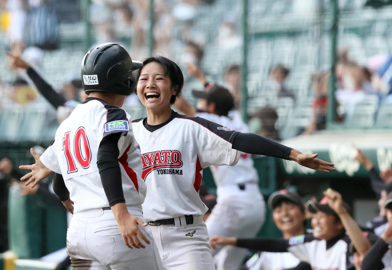 横浜隼人対開志学園　7回表横浜隼人2死二塁、加藤の右前適時打で千見寺（手前）が同点生還し喜ぶ横浜隼人ナイン（撮影・上山淳一）