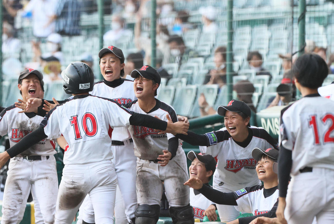 横浜隼人対開志学園　7回表横浜隼人2死二塁、加藤の右前適時打で千見寺（手前）が同点生還し喜ぶ横浜隼人ナイン（撮影・上山淳一）