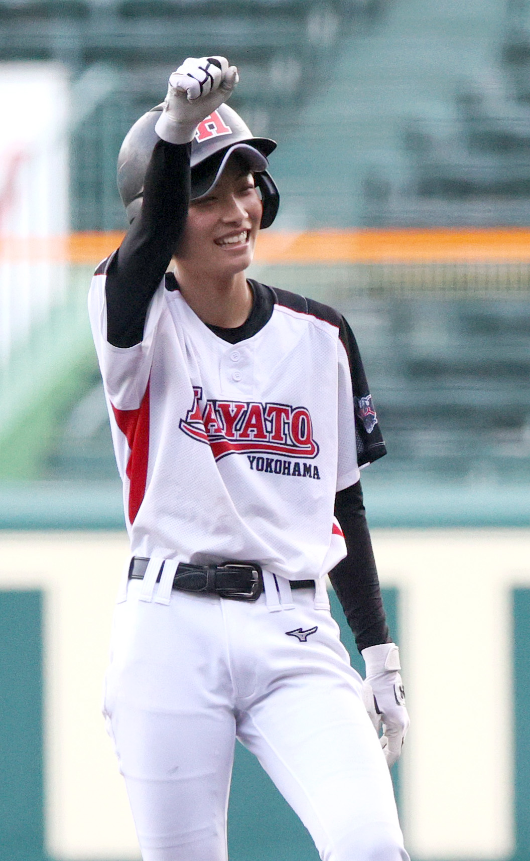横浜隼人対開志学園　野球選手権大会・決勝　横浜隼人対開志学園　7回表横浜隼人2死二塁、加藤は同点の右前適時打を放ちベンチへ向かってガッツポーズする（撮影・上山淳一）