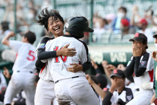【女子野球】横浜隼人が初優勝！　最終回７回に２死から追い付き、タイブレーク10回に勝ち越し
