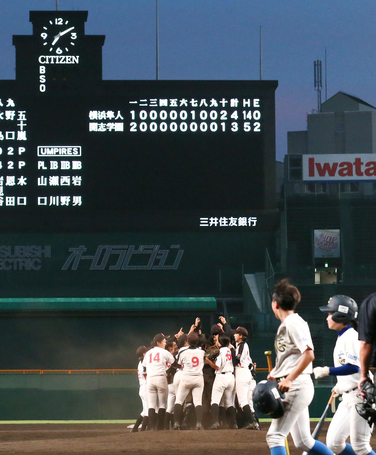 横浜隼人対開志学園　開志学園に勝利し初優勝を決めた横浜隼人ナインは歓喜の輪を作る（撮影・上山淳一）