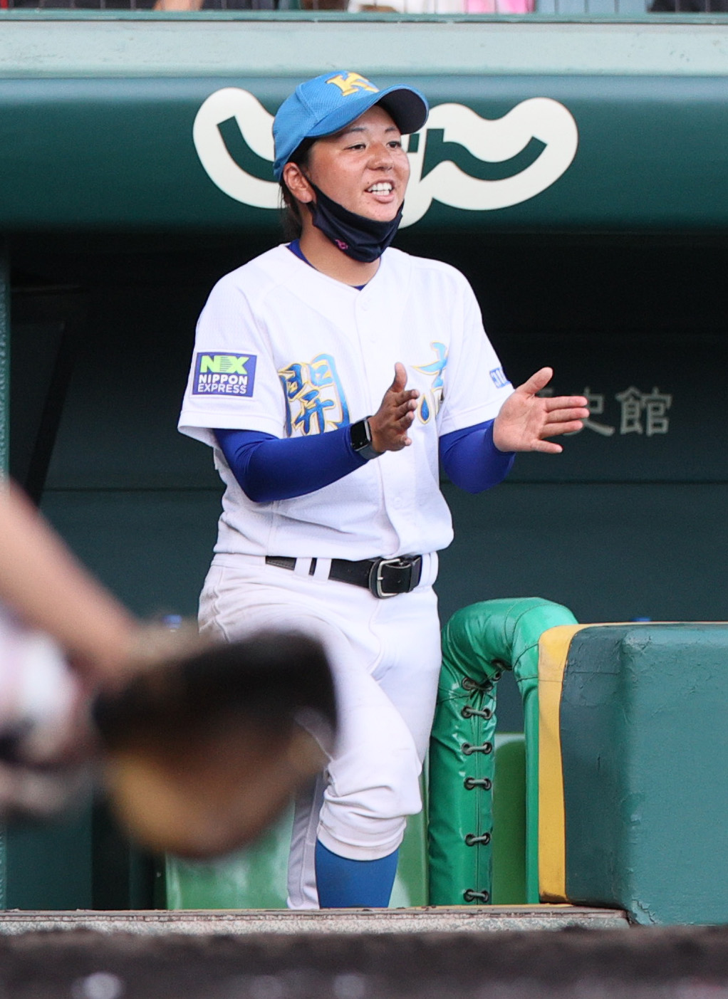 横浜隼人対開志学園　ベンチで選手らを鼓舞する開志学園の柏倉監督（撮影・上山淳一）