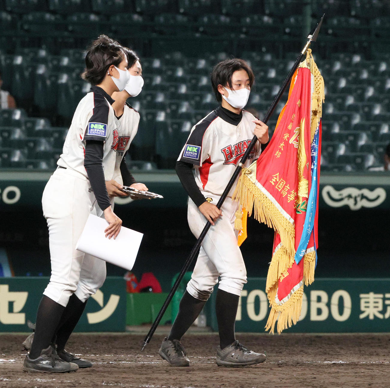 横浜隼人対開志学園　優勝旗を手にする横浜隼人の田上主将（右）（撮影・上山淳一）