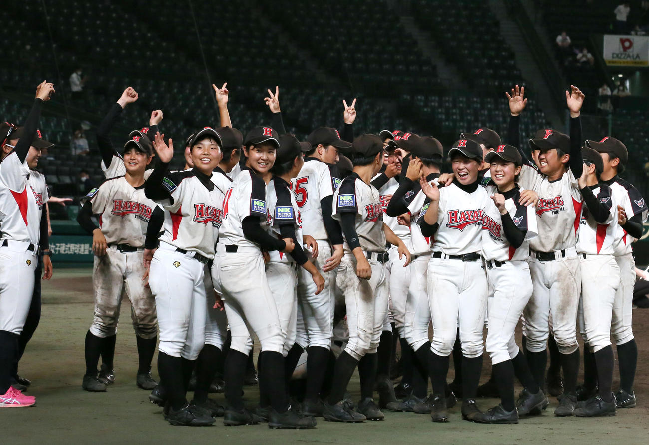 横浜隼人対開志学園　優勝を決め喜ぶ横浜隼人ナイン（撮影・上山淳一）