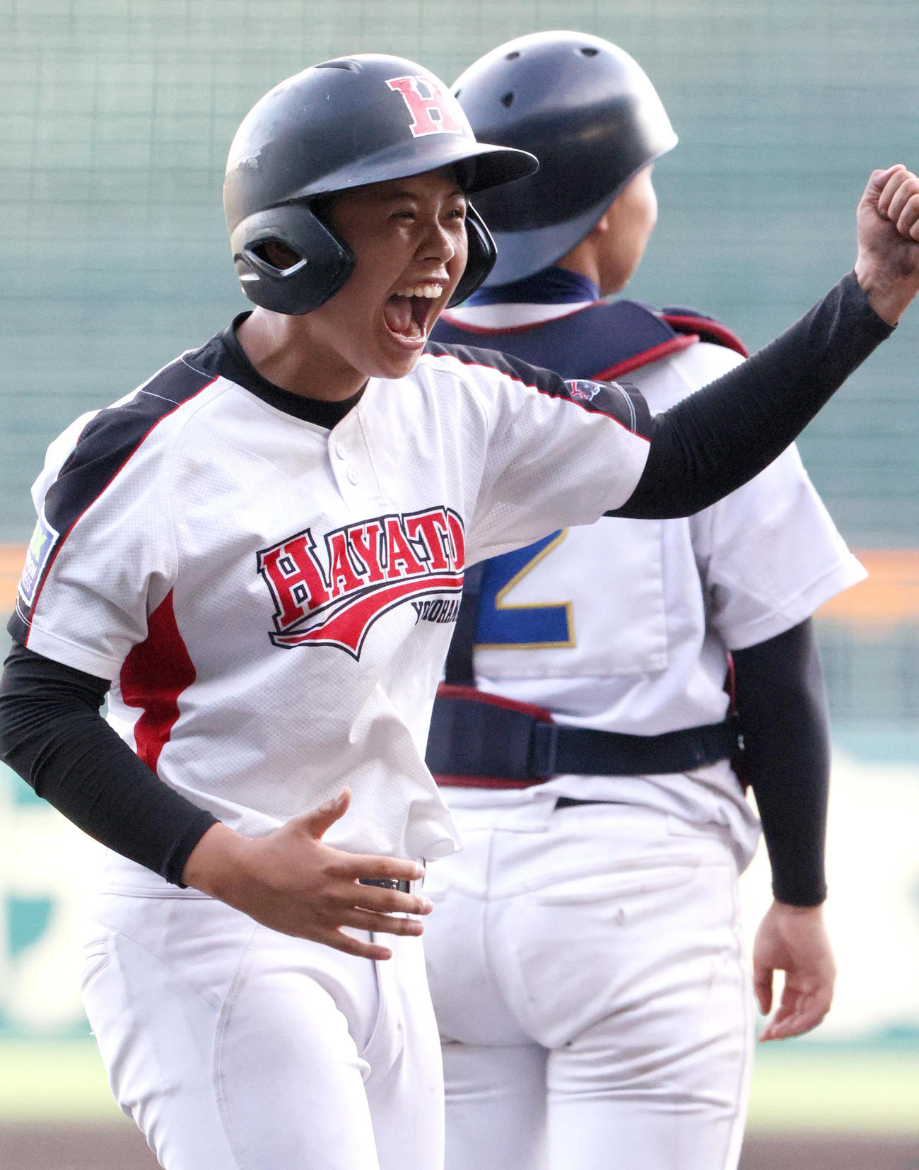横浜隼人対開志学園　7回表横浜隼人2死二塁、二走千見寺（手前）は加藤の右前適時打で生還し喜ぶ（撮影・上山淳一）