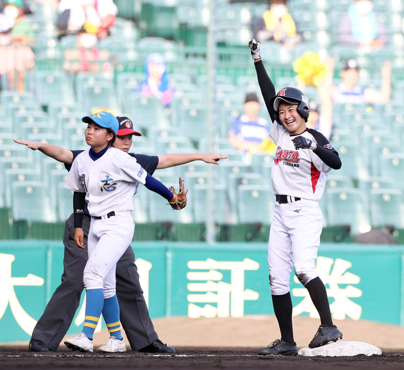 横浜隼人対開志学園　4回表横浜隼人無死一塁、小西の暴投で一走小寺（右）は一気に三塁へ進塁し喜ぶ。左は三塁手小川（撮影・上山淳一）