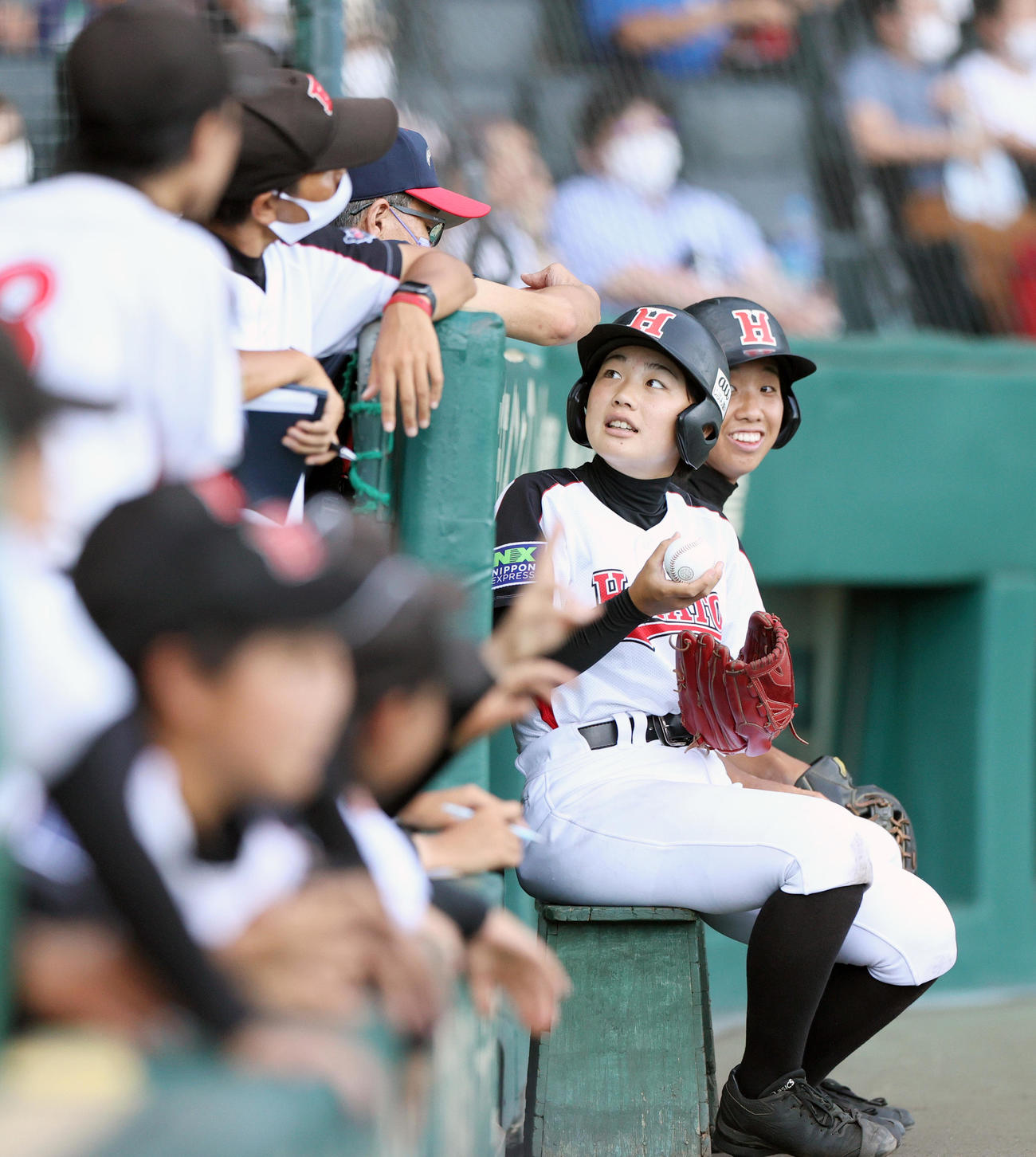 横浜隼人対開志学園　関係者からボールを受け取る横浜隼人のボールガール（撮影・上山淳一）