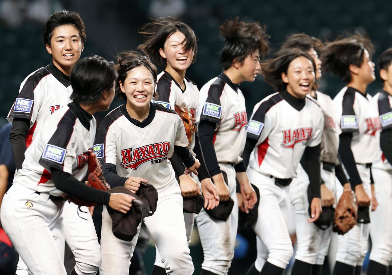 開志学園を破り優勝し笑顔の横浜隼人ナイン