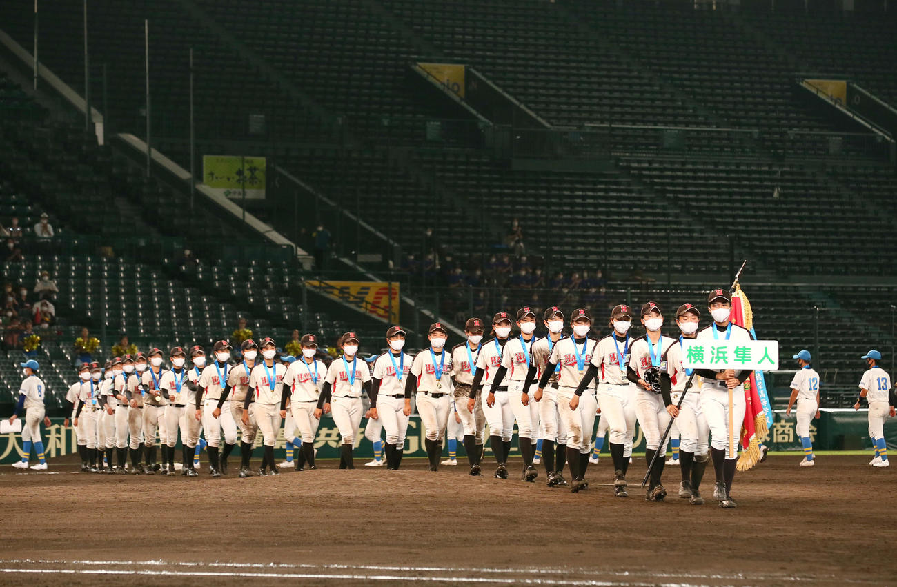 横浜隼人対開志学園　初優勝し場内を一周する横浜隼人ナイン（撮影・上山淳一）