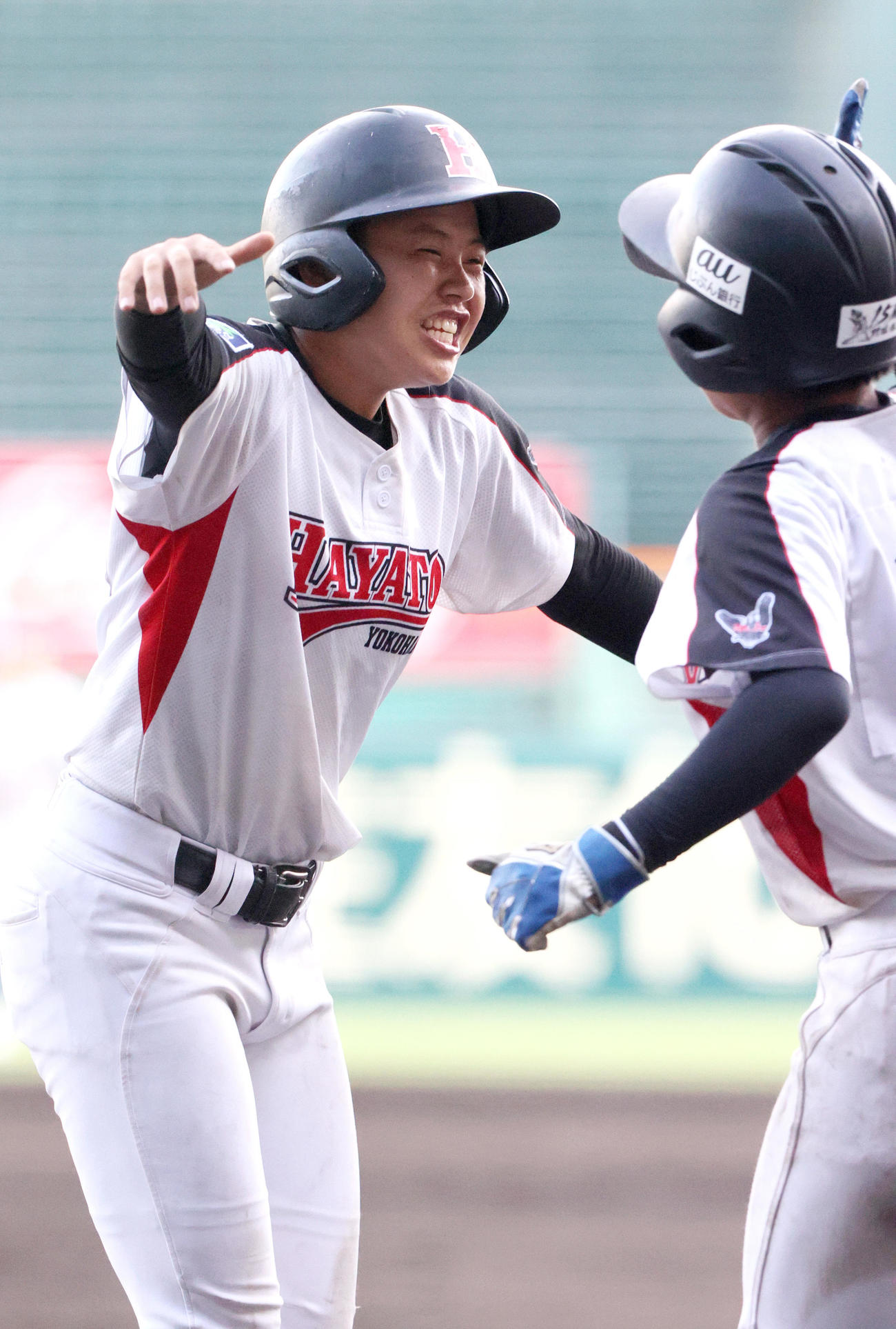 横浜隼人対開志学園　7回表横浜隼人2死二塁、二走千見寺（左）は加藤の右前適時打で生還し喜ぶ（撮影・上山淳一）