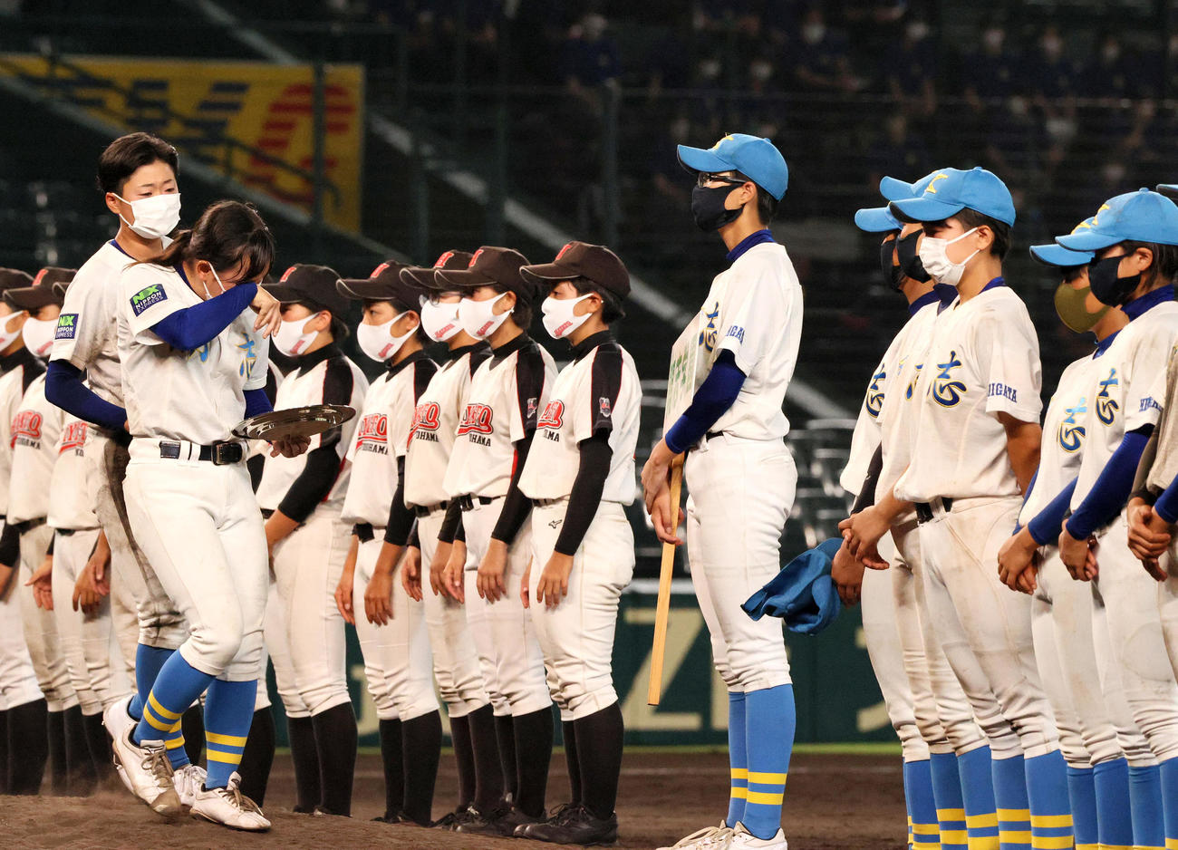横浜隼人対開志学園　開志学園の成沢（左から2人目）は準優勝の盾を手に涙する（撮影・上山淳一）