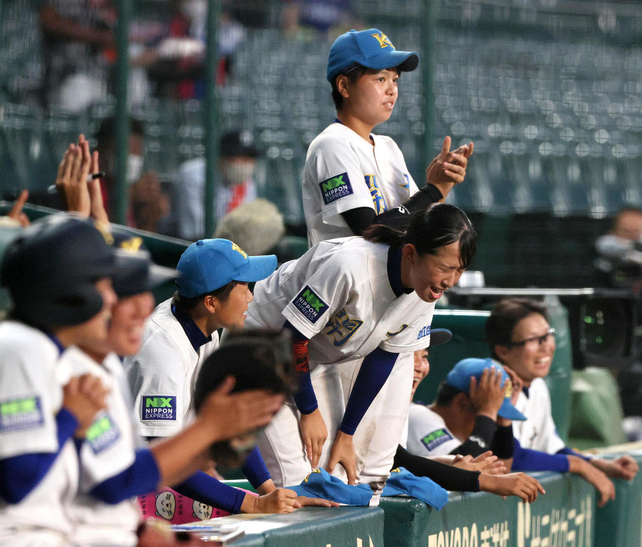 横浜隼人対開志学園　タイブレーク10回裏開志学園の攻撃で仲間を信じ声を出すナインら（撮影・上山淳一）