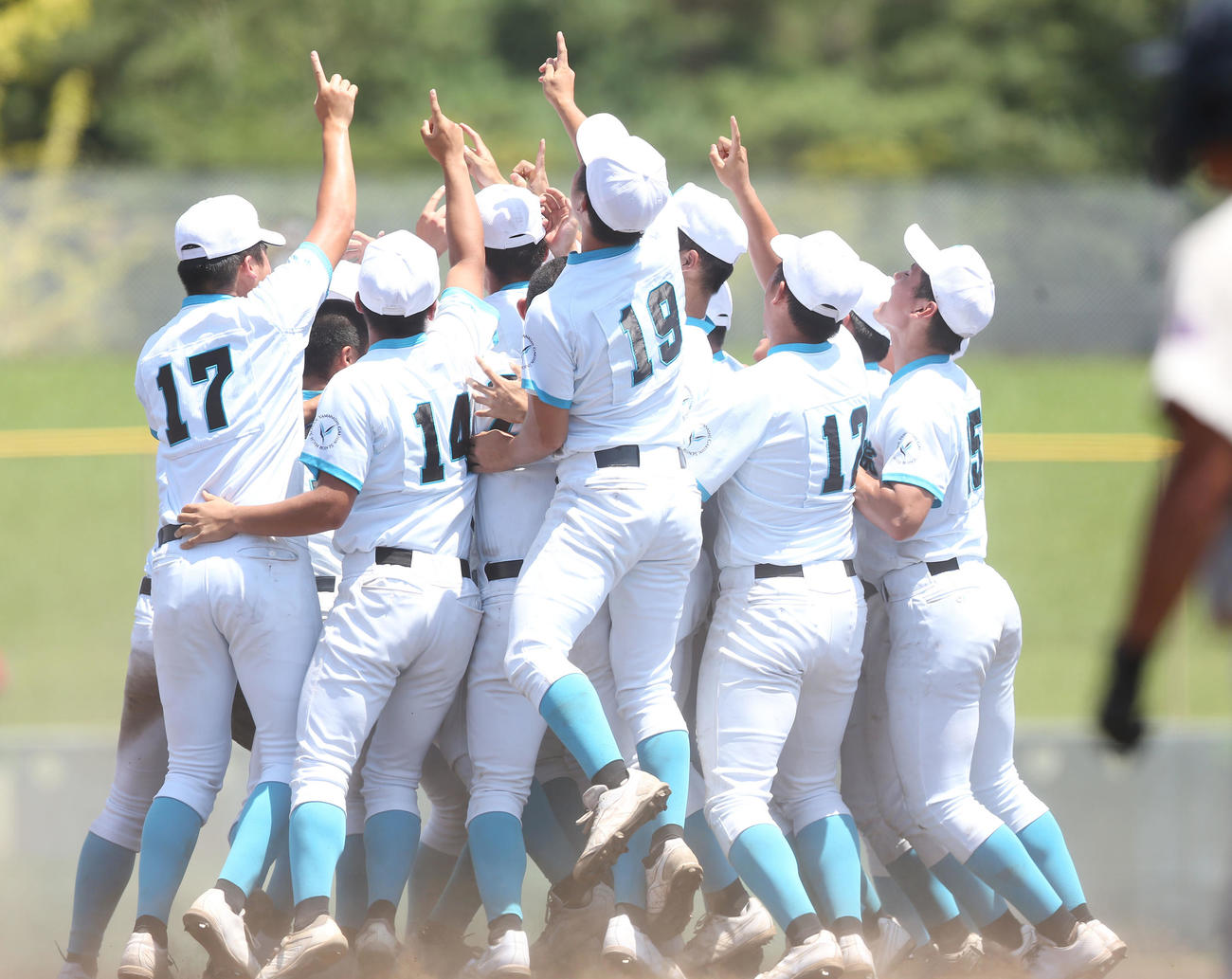 25日、甲府工対山梨学院　優勝を決めた山梨学院ナイン