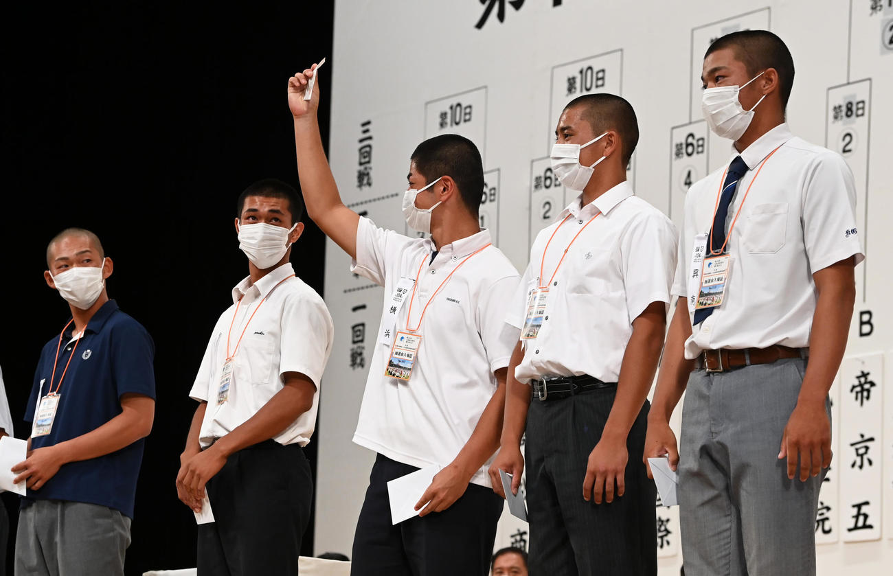 選手宣誓に決まった横浜の玉城陽希主将（中央）（代表撮影）