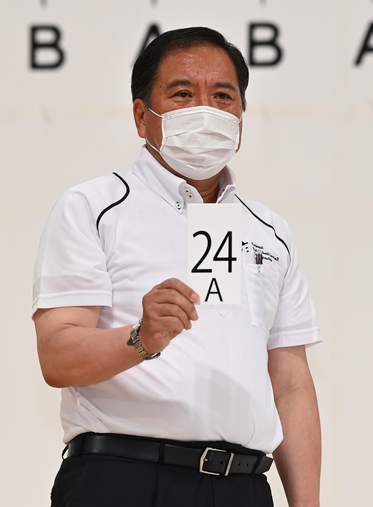 第104回全国高校野球選手権大会の組み合わせ抽選会で欠席した浜田、帝京五、有田工、九州学院の代わりにくじを引く宝馨日本高野連会長（代表撮影）