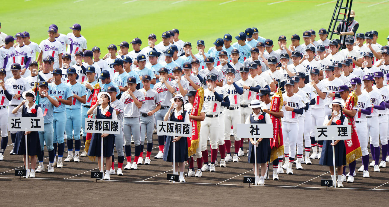 開会式のリハーサル中、給水を行う選手たち（撮影・江口和貴）