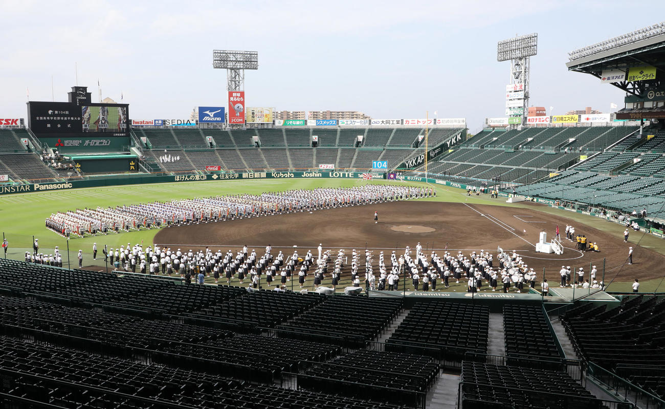 第104回全国高校野球選手権の開会式リハーサルが行われ選手が整列する（撮影・宮地輝）