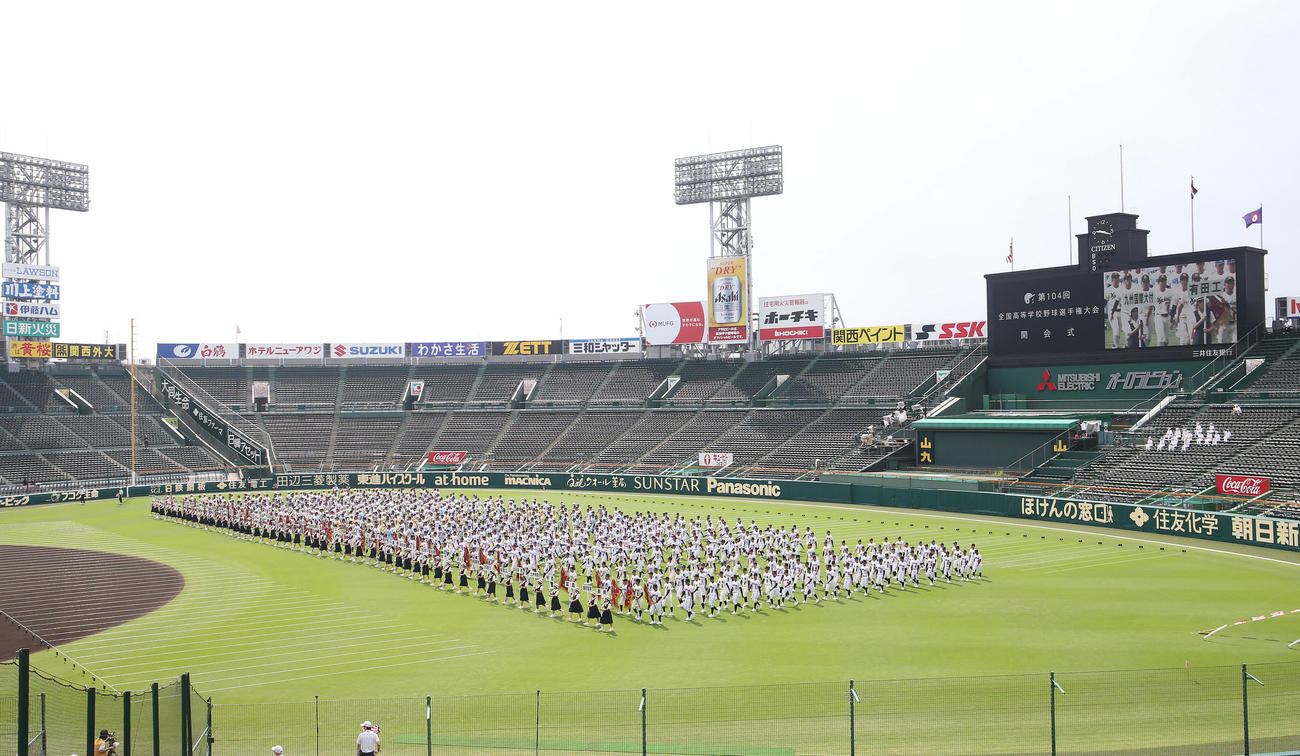 開会式のリハーサルでグラウンドを行進する出場校（撮影・白石智彦）