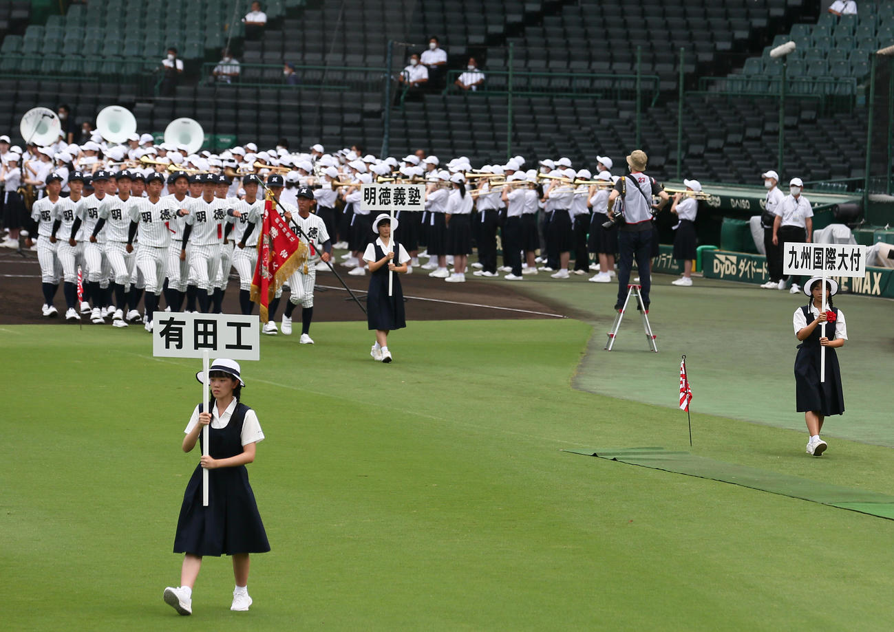 6校が開会式に参加せず、プラカードの生徒のみで行進された（撮影・上山淳一）