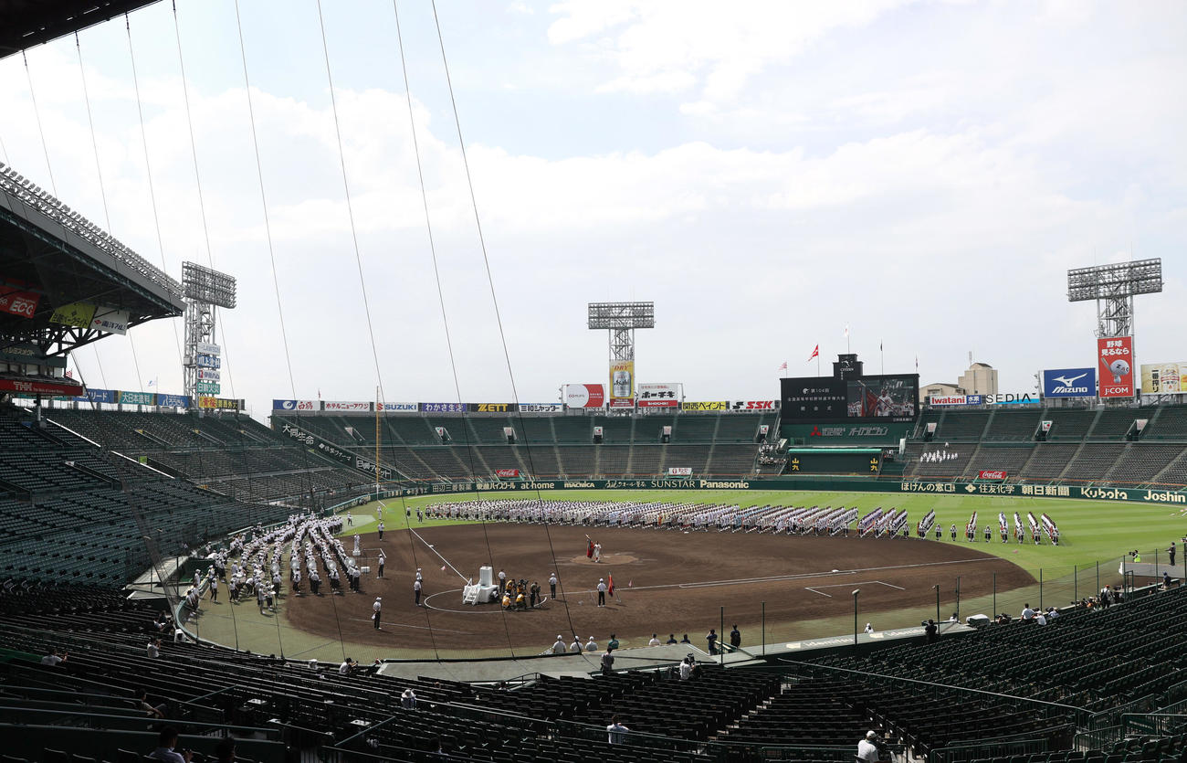 青空の下、開会式の予行演習を行う球児たち（撮影・上山淳一）