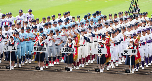 開会式のリハーサル中、給水を行う選手たち(撮影・江口和貴)