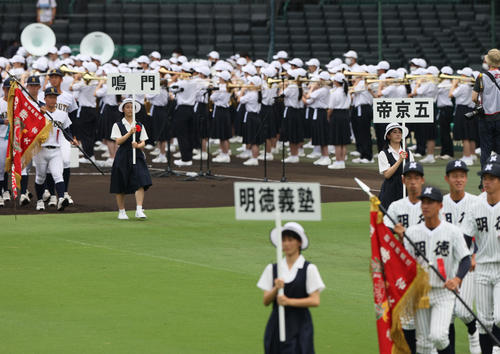 帝京五の選手は参加せずプラカードを持ち行進する西宮市立西宮高校の女子生徒(撮影・上山淳一)