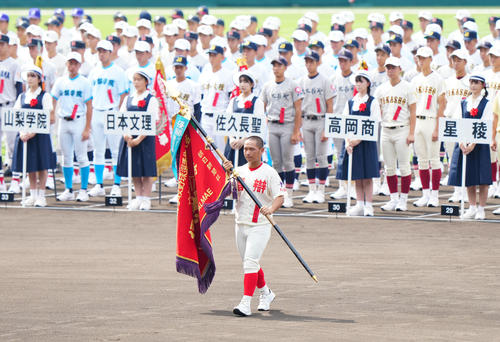 開会式のリハーサルで優勝旗返還の練習を行う智弁和歌山・岡西主将(撮影・江口和貴)