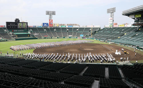 第104回全国高校野球選手権の開会式リハーサルが行われ選手が整列する(撮影・宮地輝)