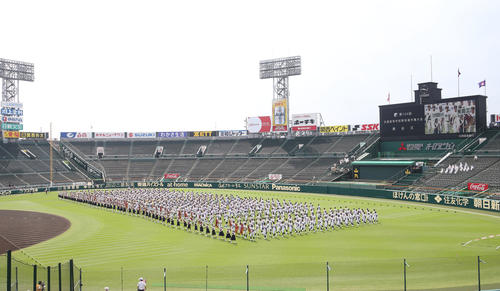 開会式のリハーサルでグラウンドを行進する出場校(撮影・白石智彦)