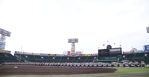 開会式のリハーサルでグラウンドに整列する出場校(撮影・白石智彦)