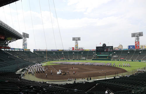 青空の下、開会式の予行演習を行う球児たち(撮影・上山淳一)