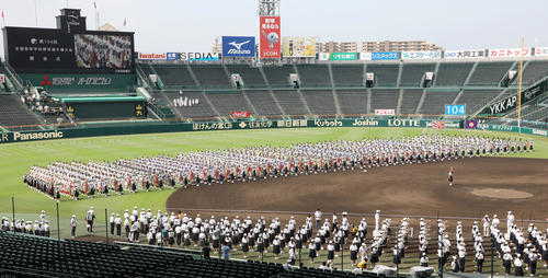 第104回全国高校野球選手権の開会式リハーサルが行われ選手が整列する(撮影・宮地輝)