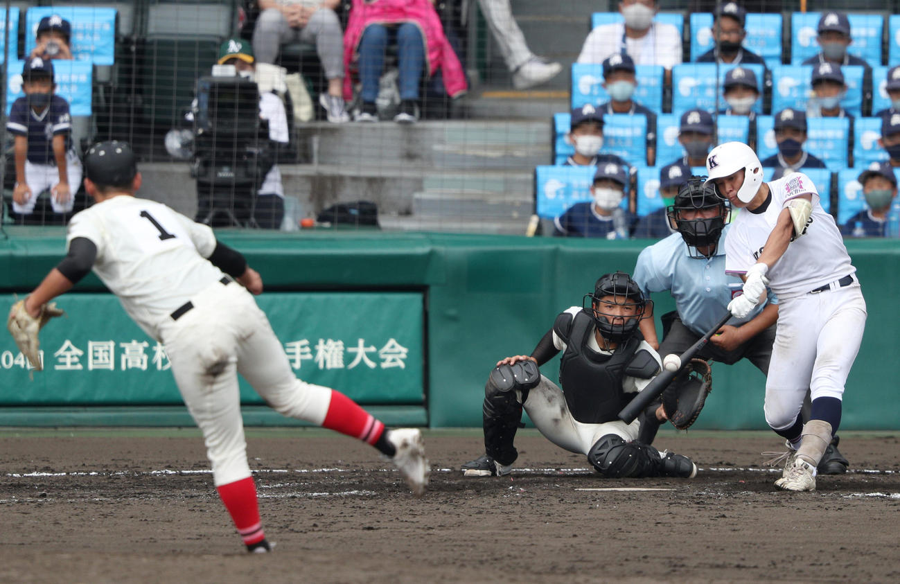 日大三島対国学院栃木　5回裏国学院栃木1死一塁、平井は左に適時二塁打を放つ（撮影・上山淳一）