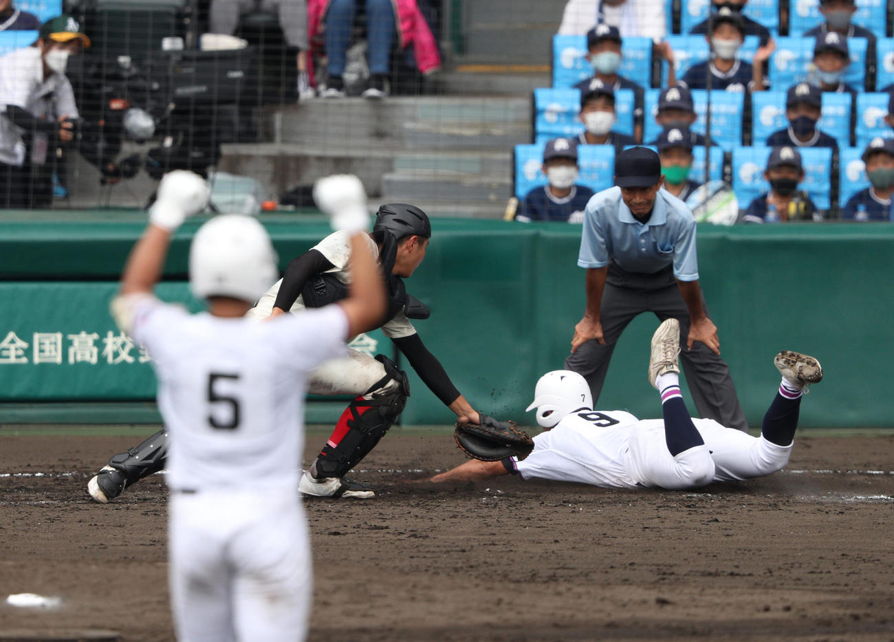 日大三島対国学院栃木　5回裏国学院栃木1死一塁、一走小木曽（右）は平井（手前）の左の二塁打で一気に生還する（撮影・上山淳一）