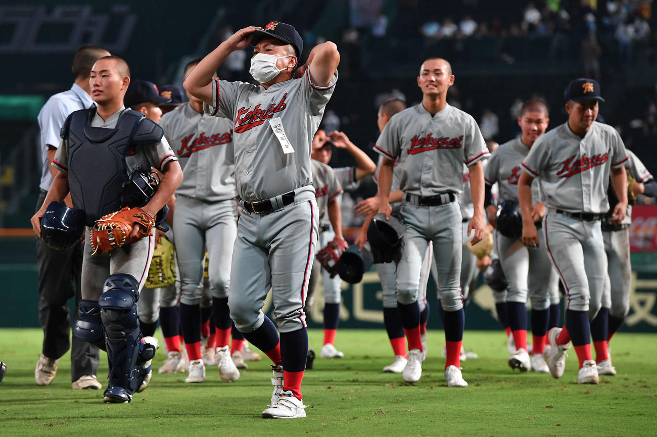 京都国際対一関学院　延長11回に一関学院にサヨナラ負けとなり、スタンドにあいさつして引き揚げる京都国際小牧監督（中央）とナイン（撮影・岩下翔太）