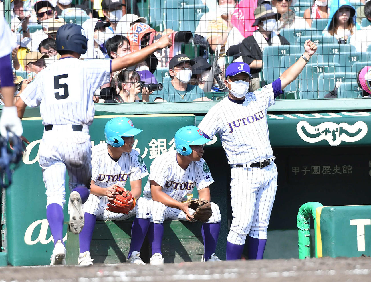 明豊対樹徳　5回裏樹徳1死三塁、亀井が中適時三塁打を放ち、ガッツポーズする井達監督（撮影・岩下翔太）