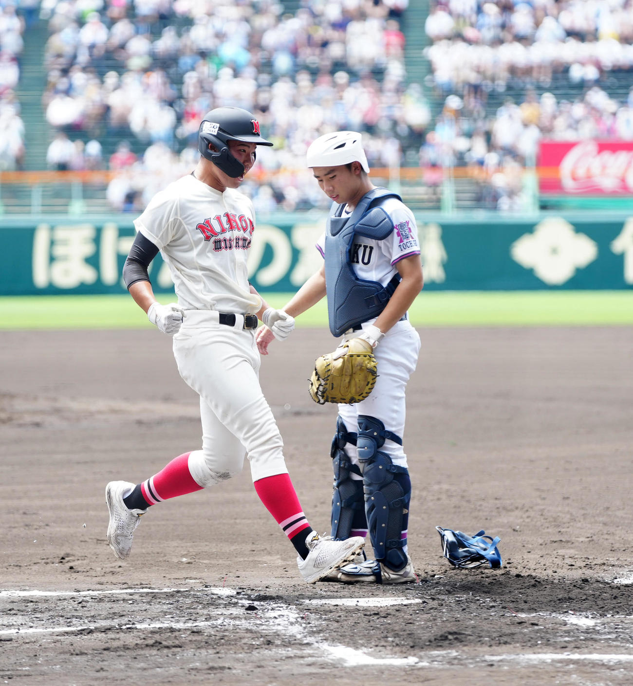 日大三島対国学院栃木　2回表日大三島無死三塁、野口の先制犠飛で生還する松永（左）。捕手武田（撮影・江口和貴）