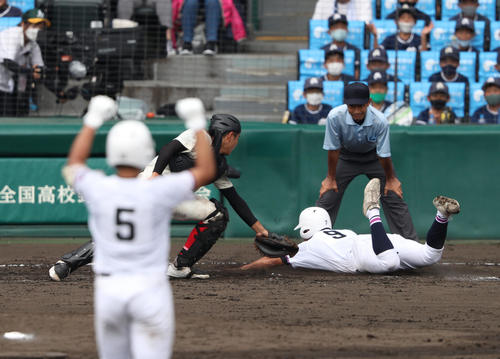 日大三島対国学院栃木 5回裏国学院栃木1死一塁、一走小木曽(右)は平井(手前)の左の二塁打で一気に生還する(撮影・上山淳一)
