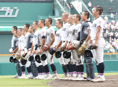 日大三島対国学院栃木 開幕戦を勝利しスタンドへ向かいあいさつをする国学院栃木ナイン(撮影・宮地輝)