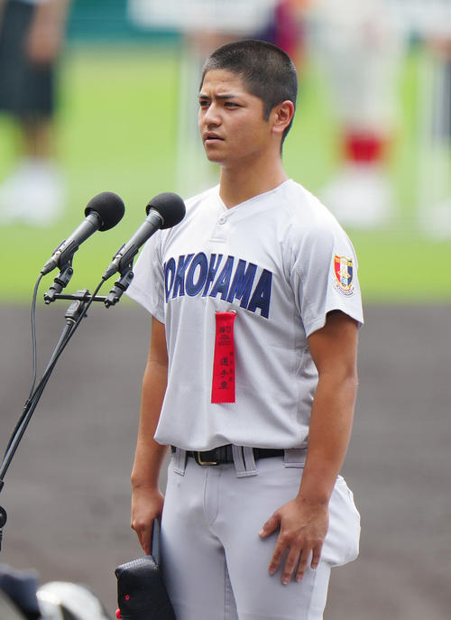開会式で選手宣誓を行う横浜・玉城主将(撮影・江口和貴)