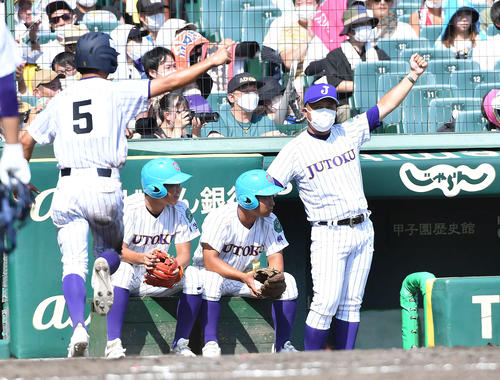 明豊対樹徳 5回裏樹徳1死三塁、亀井が中適時三塁打を放ち、ガッツポーズする井達監督(撮影・岩下翔太)