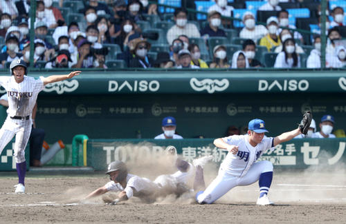明豊対樹徳 5回裏樹徳2死三塁、林(中央)はヘッドスライディングで遊適時内野安打をもぎとる。右は一塁手竹下(撮影・上山淳一)