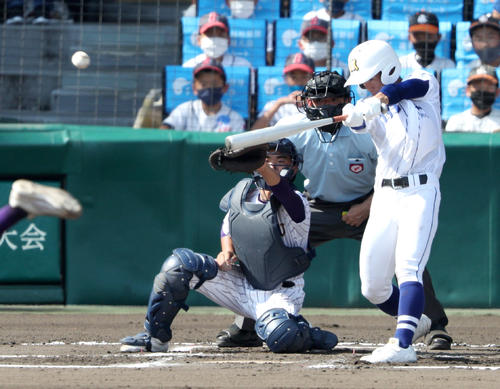 明豊対樹徳 6回表明豊1死二塁、牧野は右に適時三塁打を放つ(撮影・上山淳一)