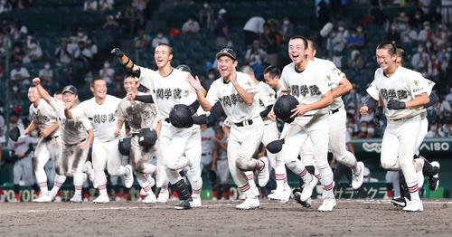 京都国際対一関学院 延長戦を制し、笑顔で駆けだす一関学院ナイン(撮影・宮地輝)