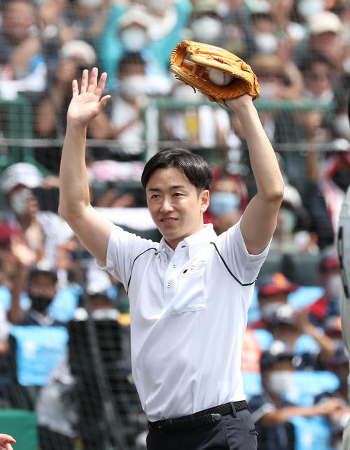 始球式を終えて観客の歓声に両手を上げて応える斎藤佑樹氏(撮影・白石智彦)