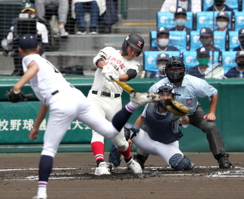 日大三島対国学院栃木 2回表日大三島無死、松永は左越え三塁打を放つ(撮影・上山淳一)