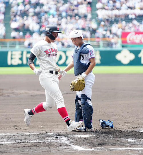 日大三島対国学院栃木 2回表日大三島無死三塁、野口の先制犠飛で生還する松永(左)。捕手武田(撮影・江口和貴)